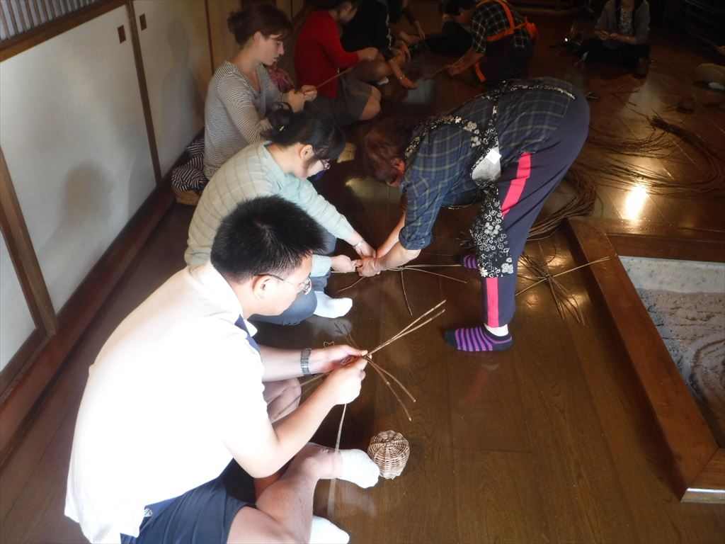 アケビを使った籠作り