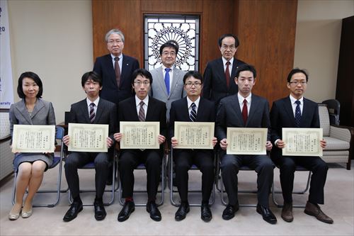 6人の受賞者と，（後列左から）高橋均理事，髙橋姿学長，渡部慎二研究企画推進部長