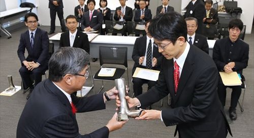 日報文化賞_日比野教授受賞の様子(画像提供:新潟日報社)