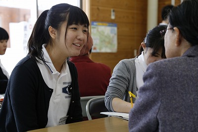 住民の方々と声をかけあう学生