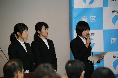 コンテストで企画を発表する学生達