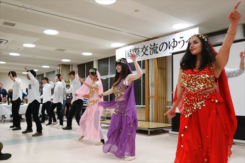 国際交流のゆうべのダンスパフォーマンスの様子
