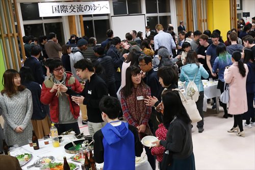 国際交流のゆうべの会食の様子