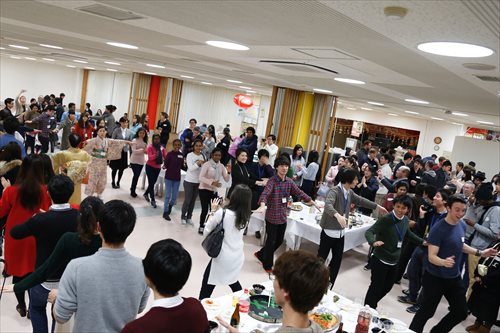 国際交流のゆうべのダンスパフォーマンスの様子