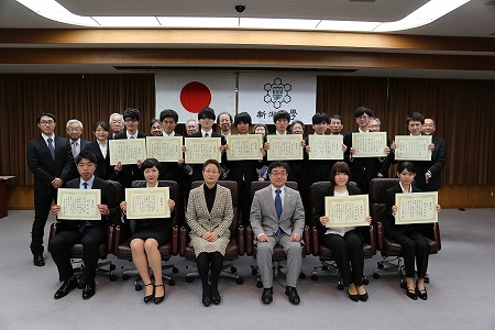 表彰を受けた学生達との集合写真