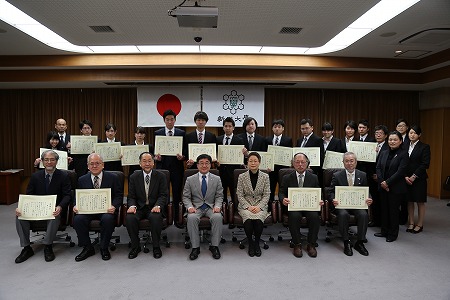 表彰された学生と教職員らの集合写真