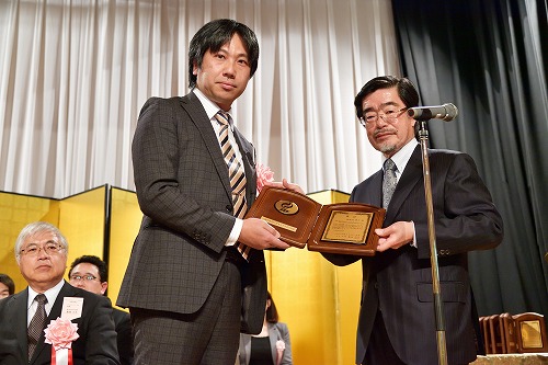 表彰を受ける郷右近准教授（左）
