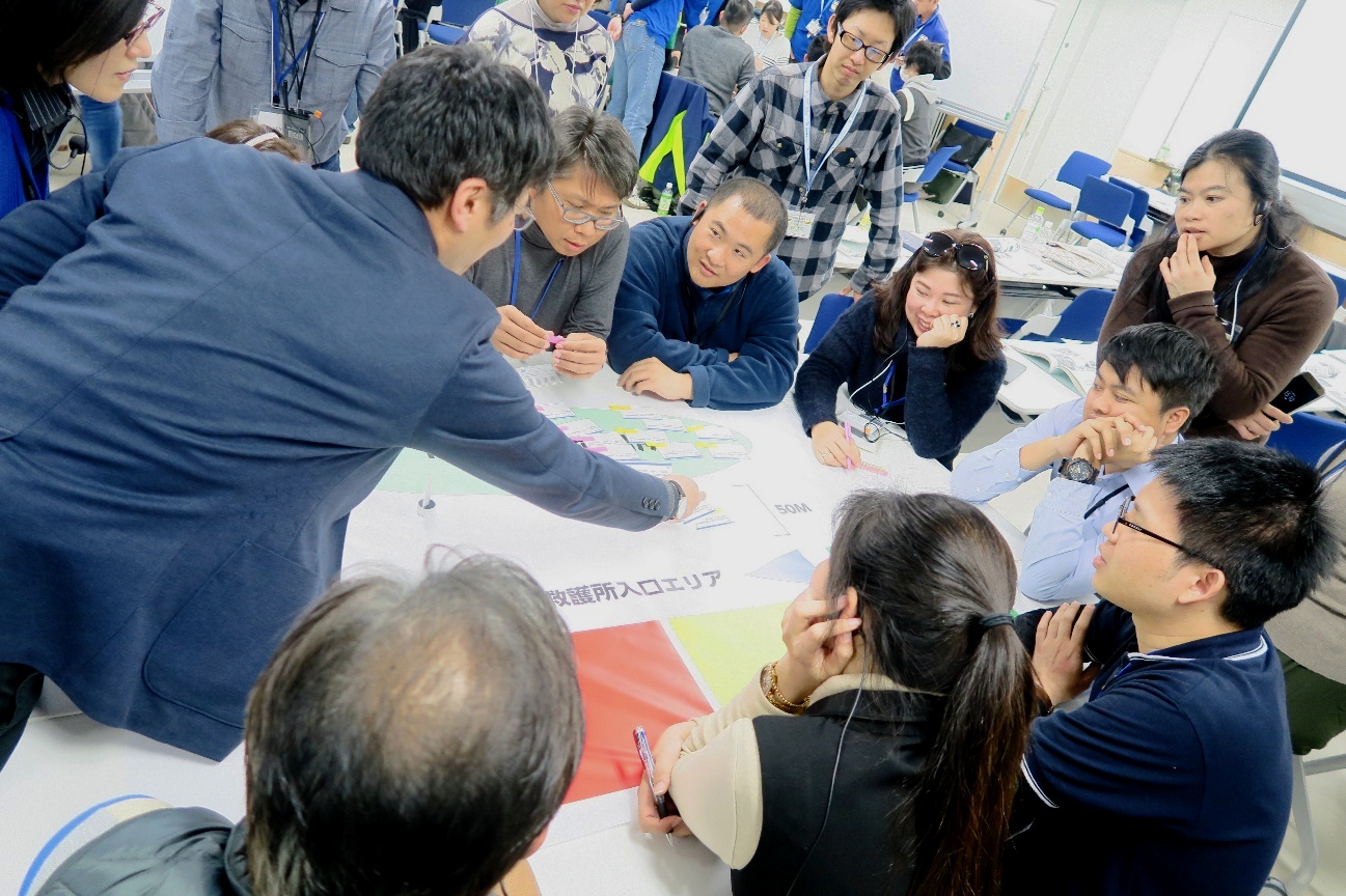 多数傷病者への対応標準化コース(MCLS)で設問に取り組む研修員