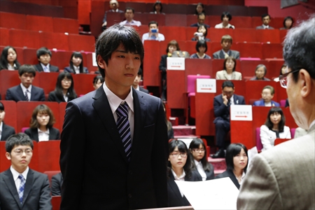 学長から賞状等を授与される学生（五十嵐地区）