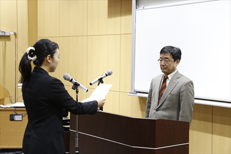 謝辞を述べる学生（旭町地区）