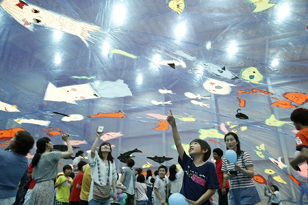 自分が作成した魚を探しながら楽しむ子ども達