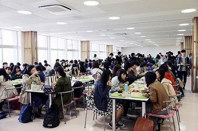 第一食堂の飲食スペース