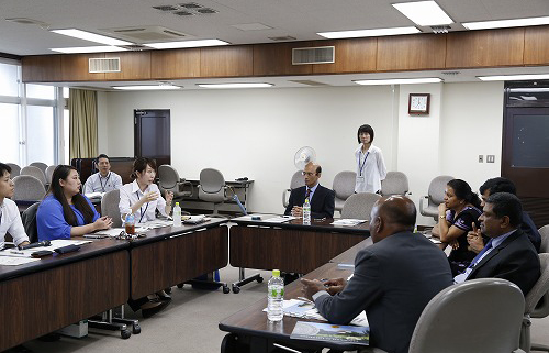 ペラデニア大学職員(右側)と本学職員(左側)による質疑応答