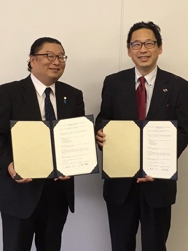 協定書に署名した林春男・国立研究開発法人防災科学技術研究所理事長（右）と福岡浩・災害・復興科学研究所所長（左）