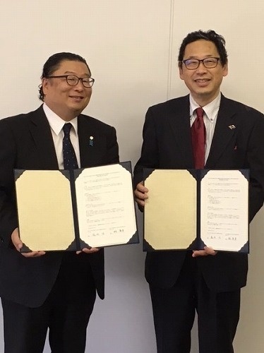 協定書に署名した林春男・国立研究開発法人防災科学技術研究所理事長(右)と福岡浩・災害・復興科学研究所所長(左)