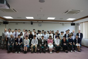 輝け未来!!新潟大学入学応援奨学金受給者と学長の集合写真