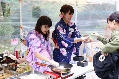 屋外飲食店の様子