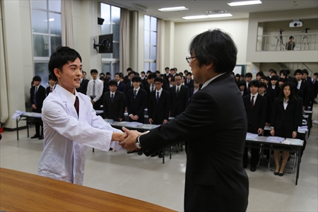 牛木医学部長から激励を受ける学生