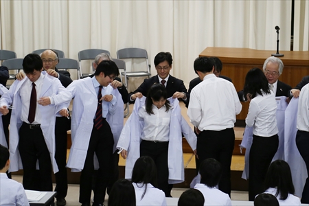 臨床実習に参加する学生に白衣を贈呈する様子