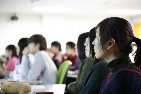 真剣に授業に取り組む学生の様子