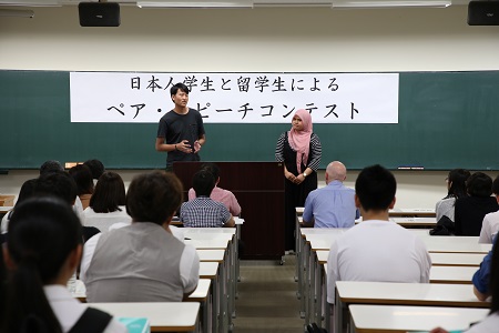 日本人学生と留学生のスピーチコンテストの様子