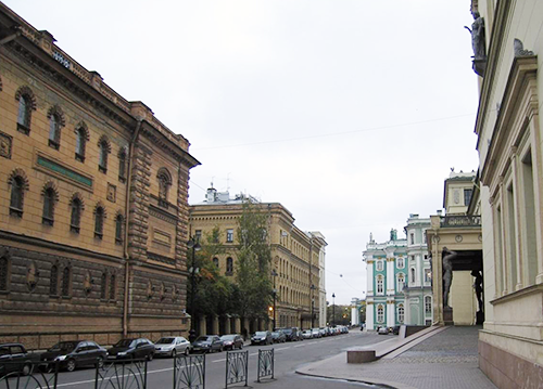 向かって左がサンクト・ペテルブルグのロシア海軍文書館。 右はエルミタージュ美術館