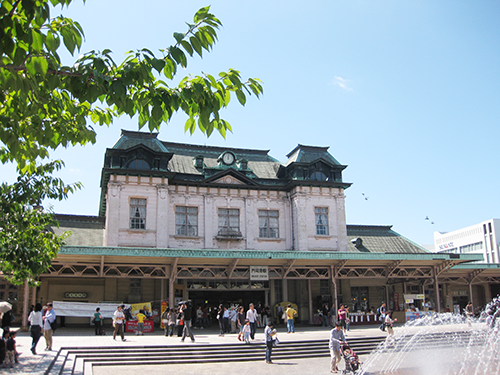 福岡県の門司税関（左）と門司港駅（右）。現在は観光地として知られる門司港だが、煉瓦造りの税関といった西洋風建築は明治から昭和初期の国際港の象徴だった