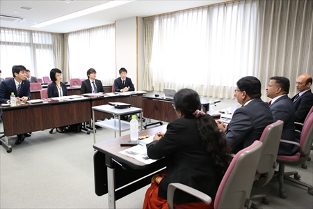 ペラデニア大学職員(右側)と本学職員(左側)による質疑応答