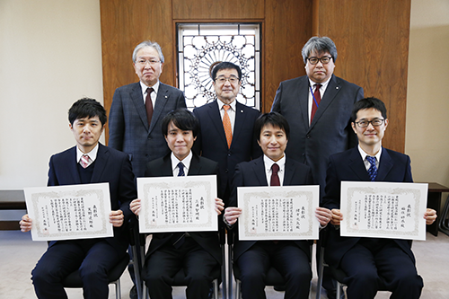 後列左から，高橋均理事，髙橋姿学長，平井敏彦研究企画推進部長 及び受賞者