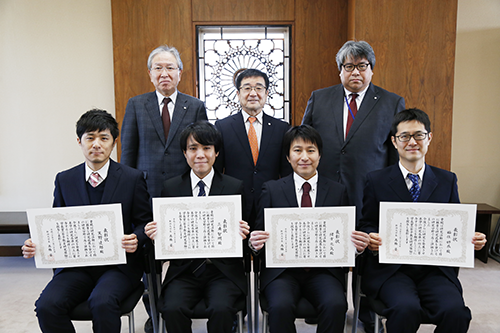 Back row from the left: Hitoshi Takahashi (Executive Vice President), Sugata Takahashi (President) and Toshihiko Hirai (Director of Research Planning Promotion) Front: The winners