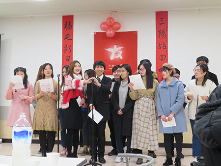 中国留学生学友会による合唱