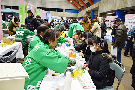 工学部「偏光板の不思議を体験しよう」