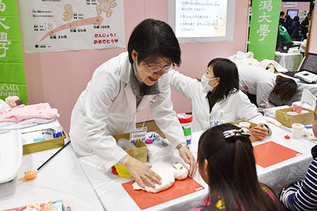 医学部保健学科「赤ちゃんの不思議を知る！」