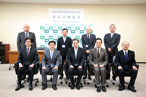 協定書締結式集合写真