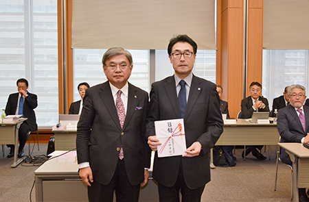 左：神津信一日本税理士会連合会会長、右：柴田透教育学部長