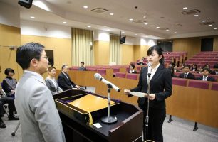 謝辞を述べる学生(旭町地区)