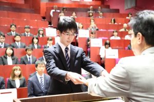 学長から賞状等を授与される学生(五十嵐地区)