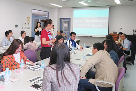 熱心に質問する北京大学学生