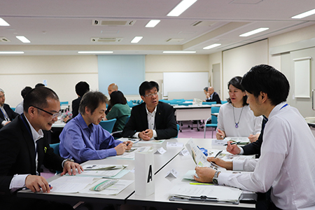 熱心に議論する新潟大学の研究者と自治体職員