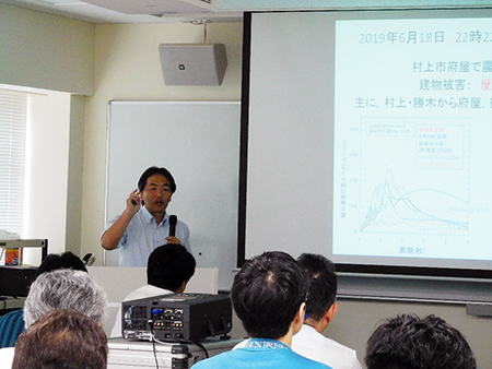 講演中の卜部厚志教授