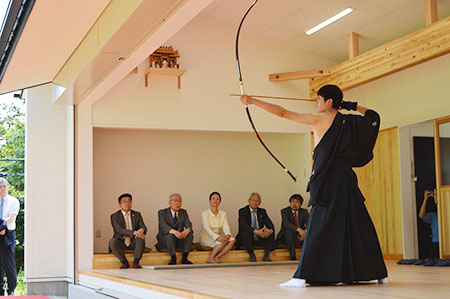 2本の矢を放つ医学部医学科弓道部主将の祖父江良崇さん