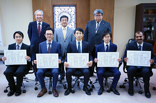 後列左から，高橋均理事，髙橋姿学長，平井敏彦研究企画推進部長 及び受賞者