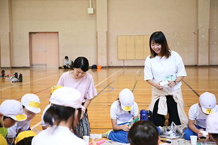 大学見学に訪れた小学生のために学生団体が体験教室を企画