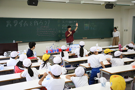 大学見学に訪れた小学生のために学生団体が体験教室を企画