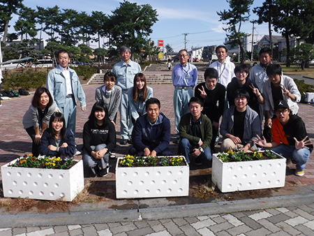 環境系サークル「ひまわり」の学生が正門周辺プランターの秋の花の植替え2019