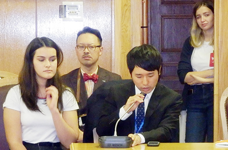 道上准教授（左端）の発表に質問する菊地さん（右側手前）