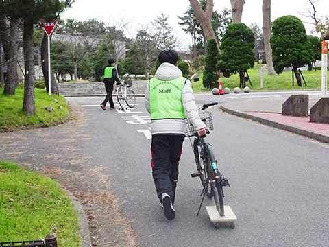 放置自転車を撤去する学生達