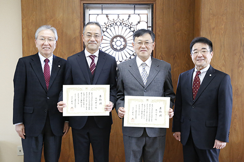 表彰された山村健介教授（中央左）と西川周一教授（中央右）