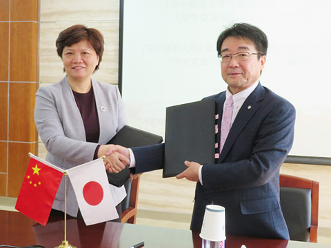 協定書を手にする郝学長（左）と髙橋学長