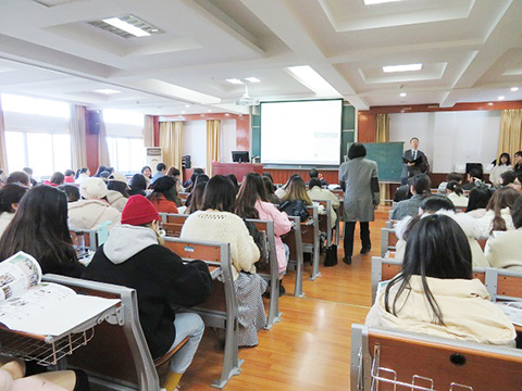 多くの学生が集まった新潟大学留学説明会